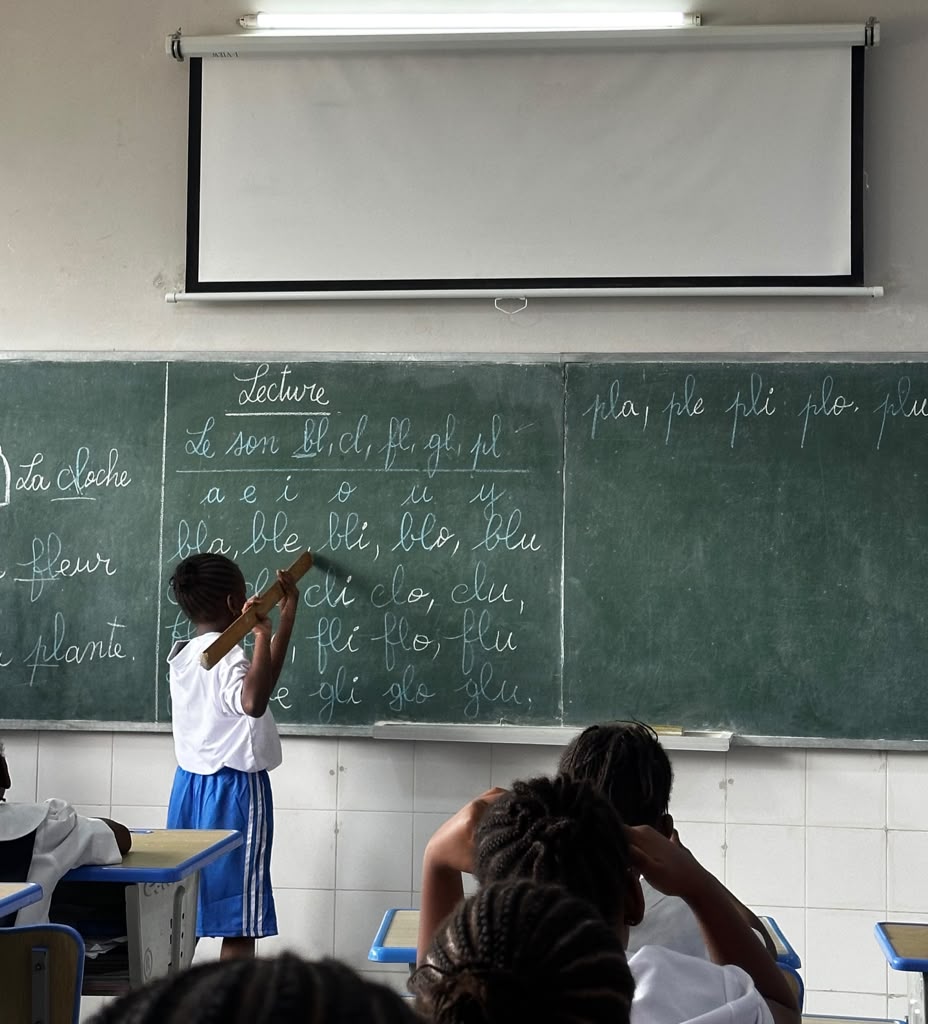 Une enseignante guide ses élèves dans une salle de classe en RDC